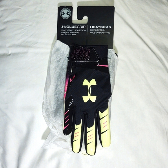 Limited Edition Under Armour Football Gloves - Picture 2 of 3